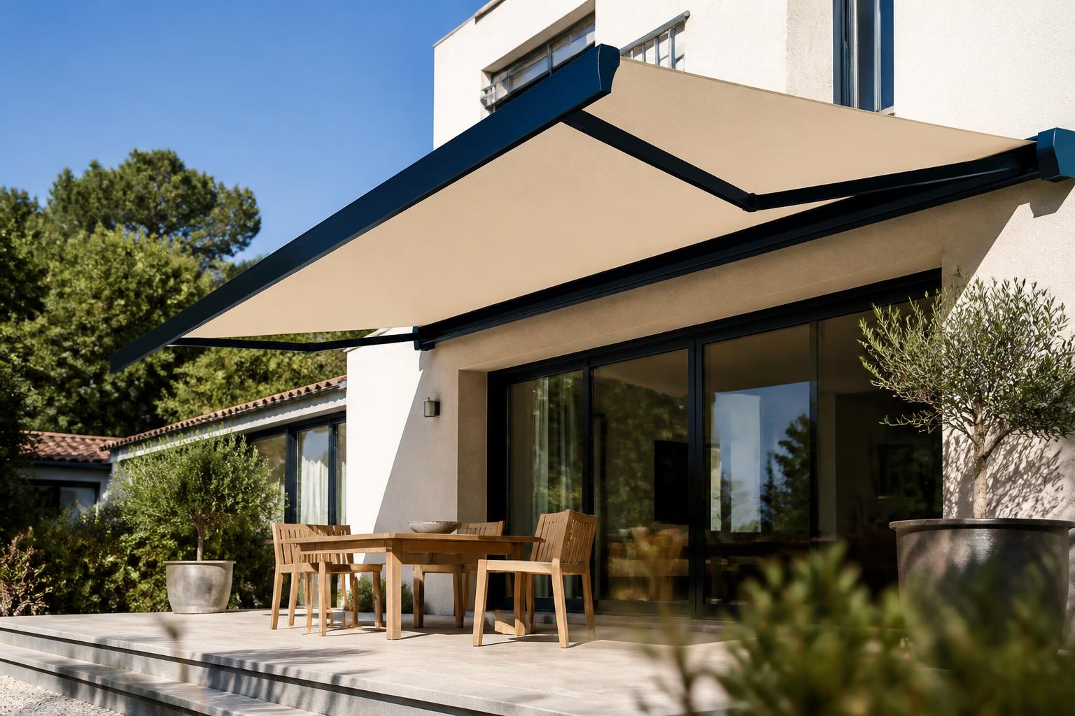 Store banne contemporain déployé sur la terrasse d'une maison moderne